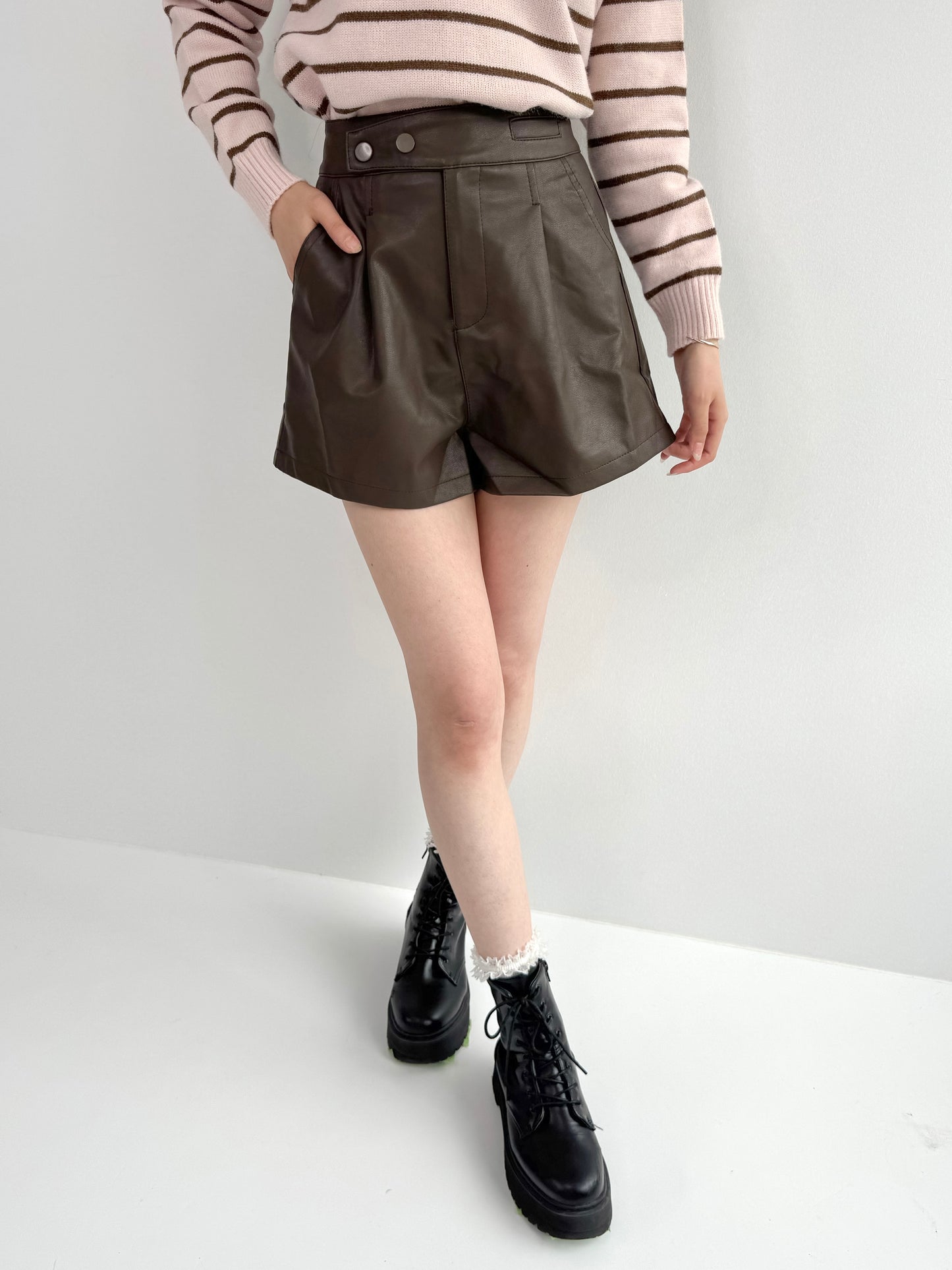 【Official限定価格】レザーショートパンツ