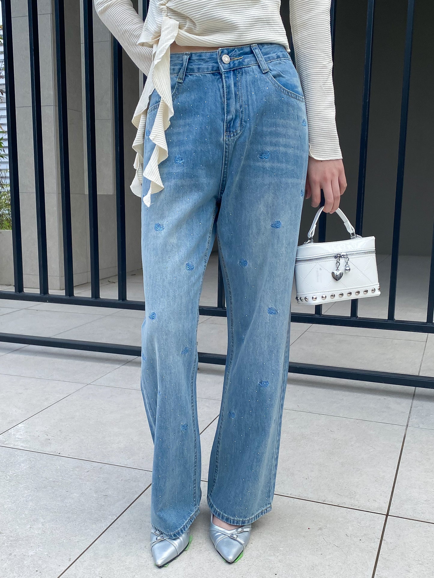 【Official限定価格】ビジュー付きローズ刺繡デニムパンツ