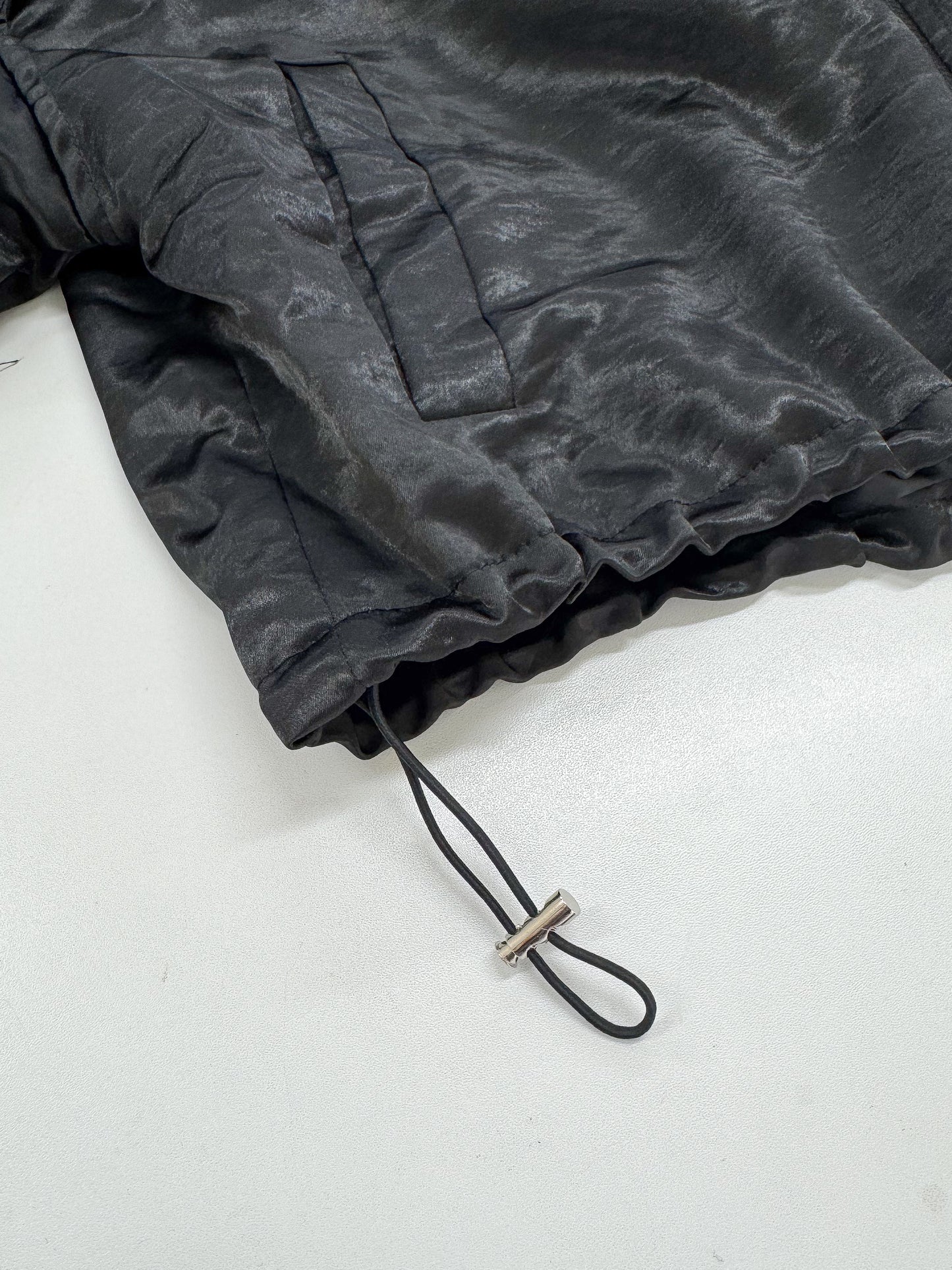 【Official限定】ライン入りフリルサテンブルゾン