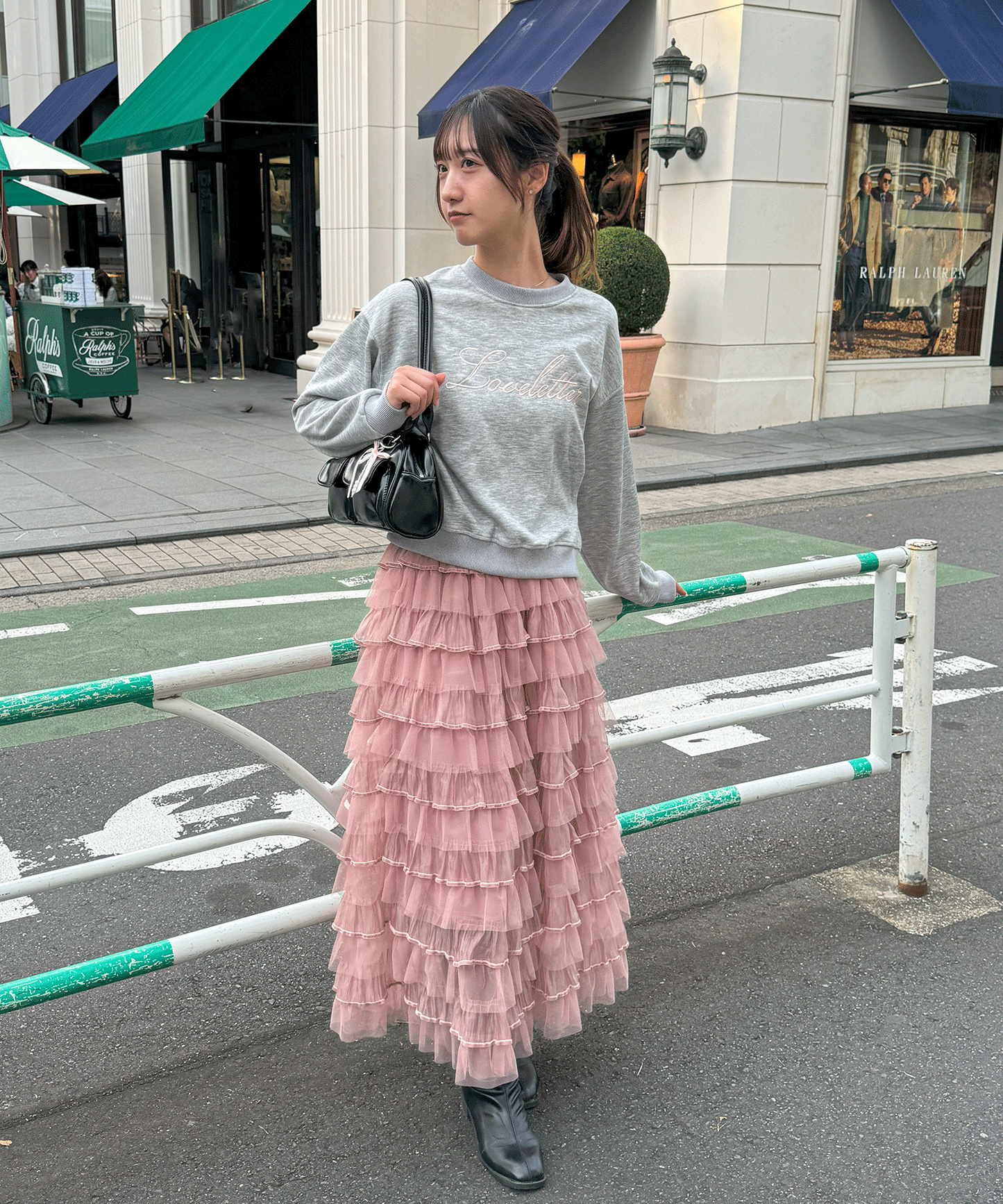 ロゴ刺繡入りトレーナー