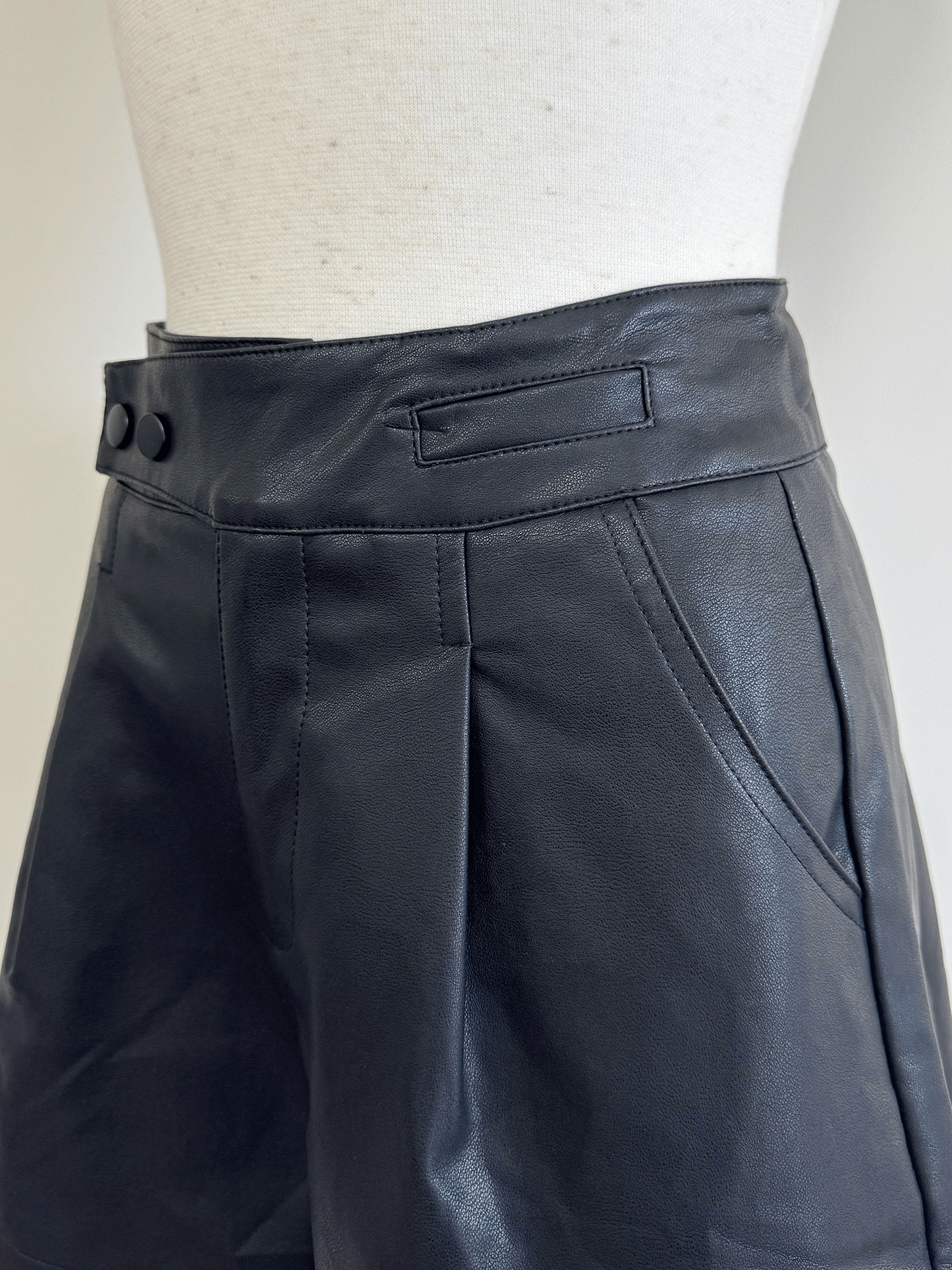 【Official限定価格】レザーショートパンツ