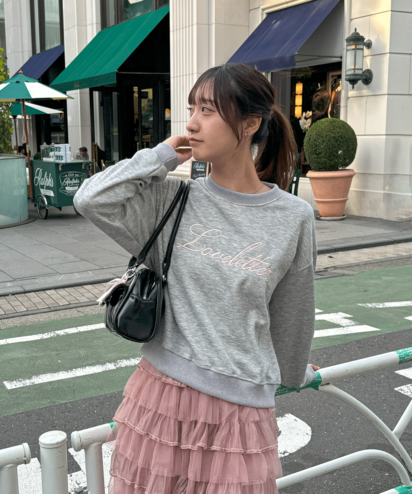 ロゴ刺繡入りトレーナー