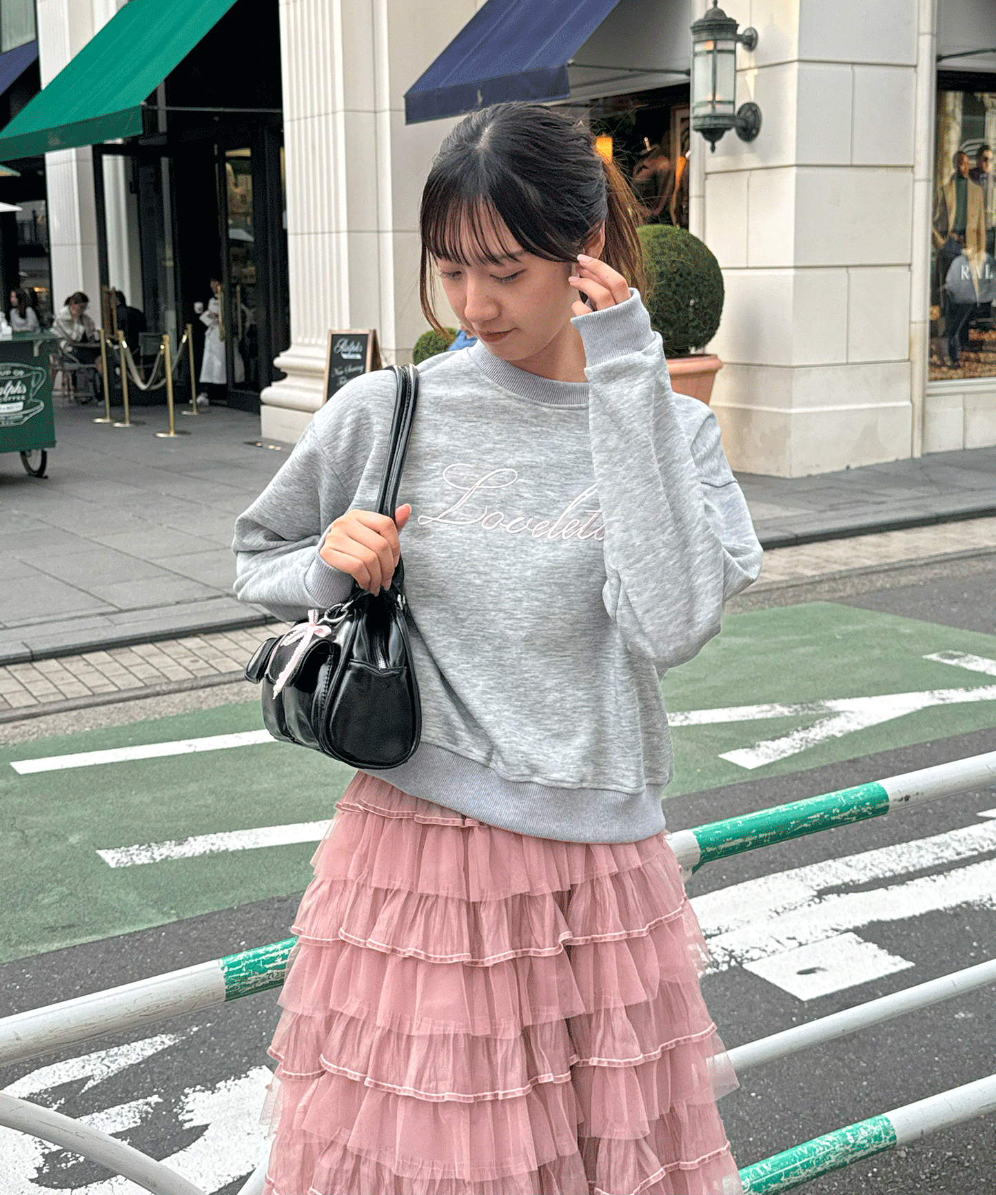 ロゴ刺繡入りトレーナー