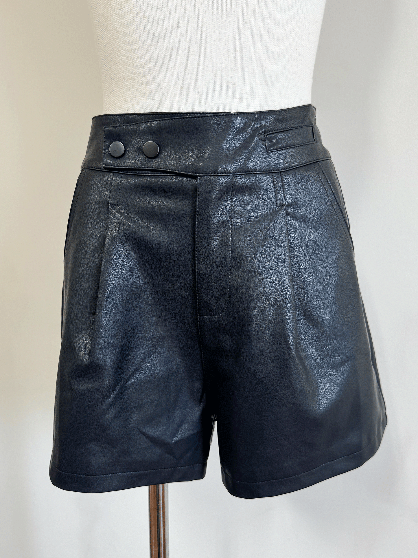 【Official限定価格】レザーショートパンツ