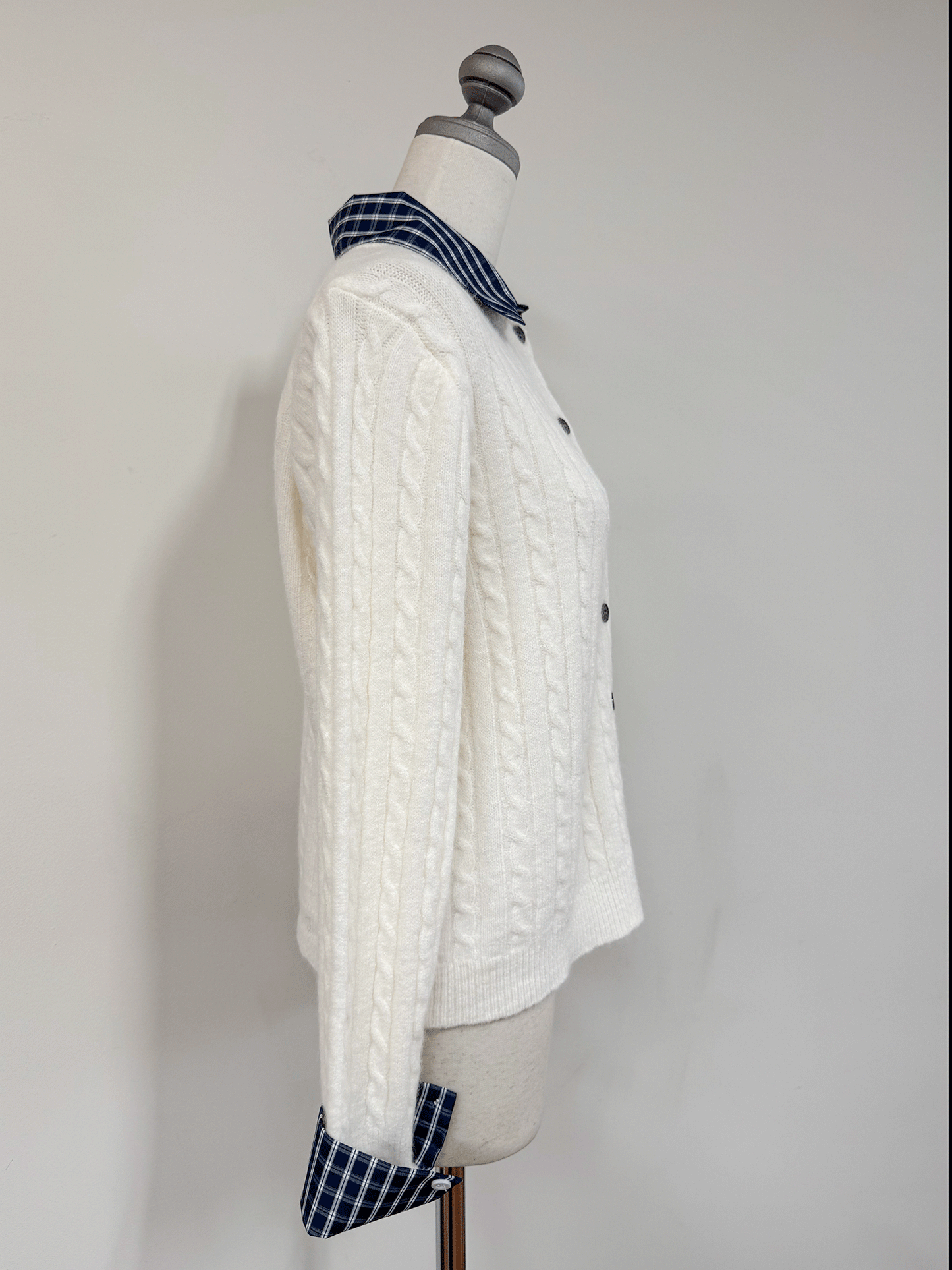【Official限定価格】チェック襟付きワンポイント刺繡ニット