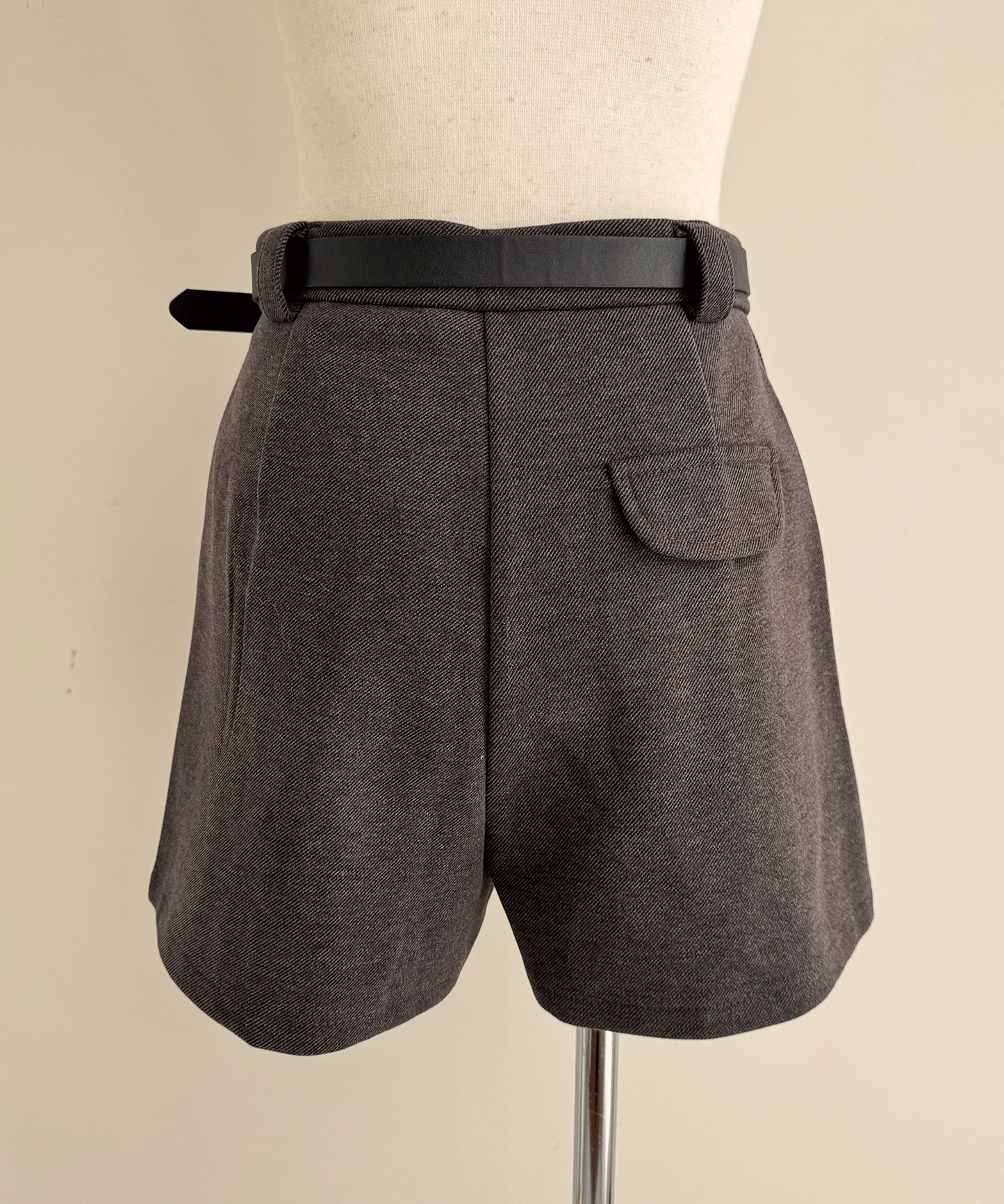 ベルト付きタックショートパンツ