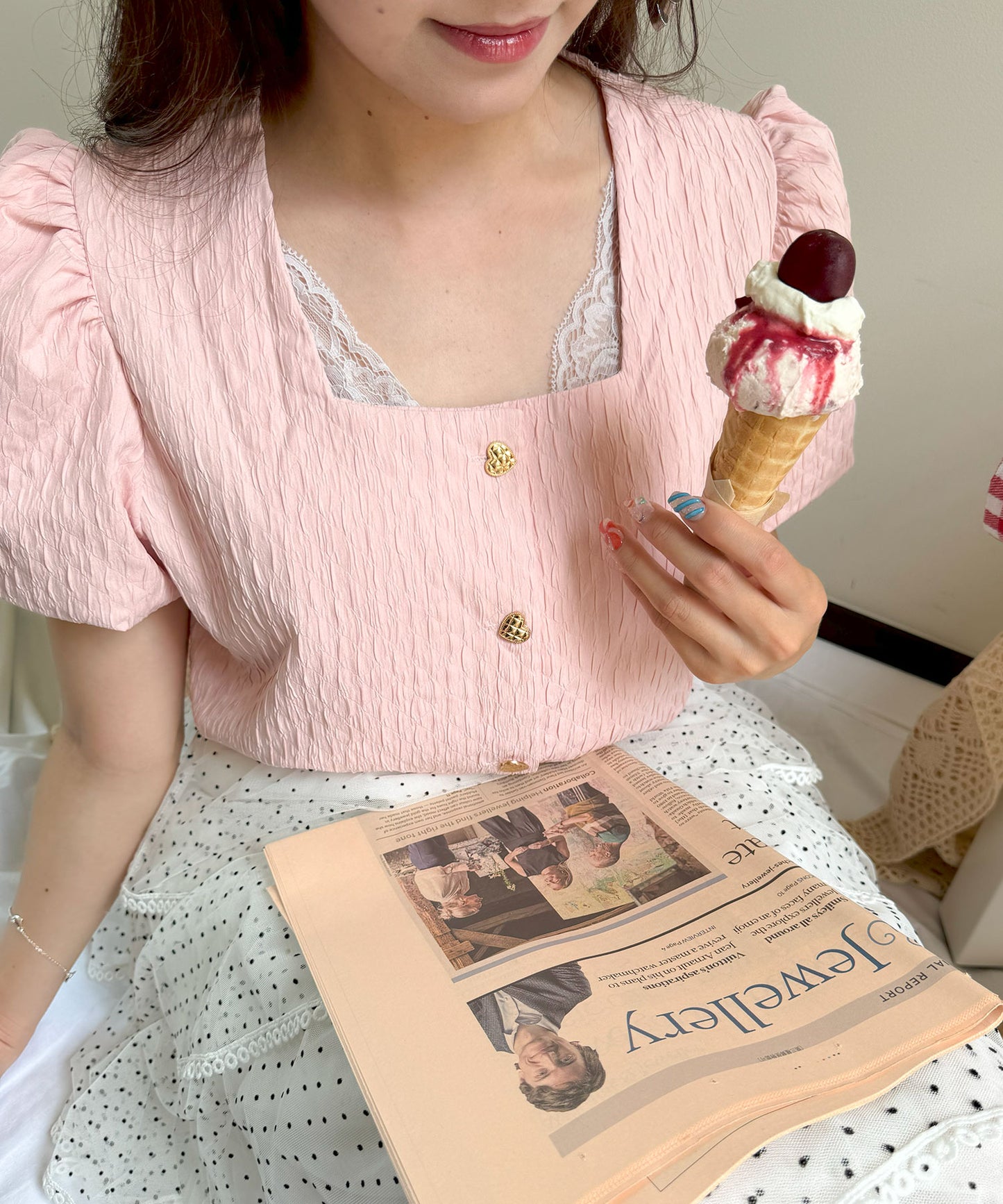 【Official限定価格】ハートボタンスクエアネックブラウス
