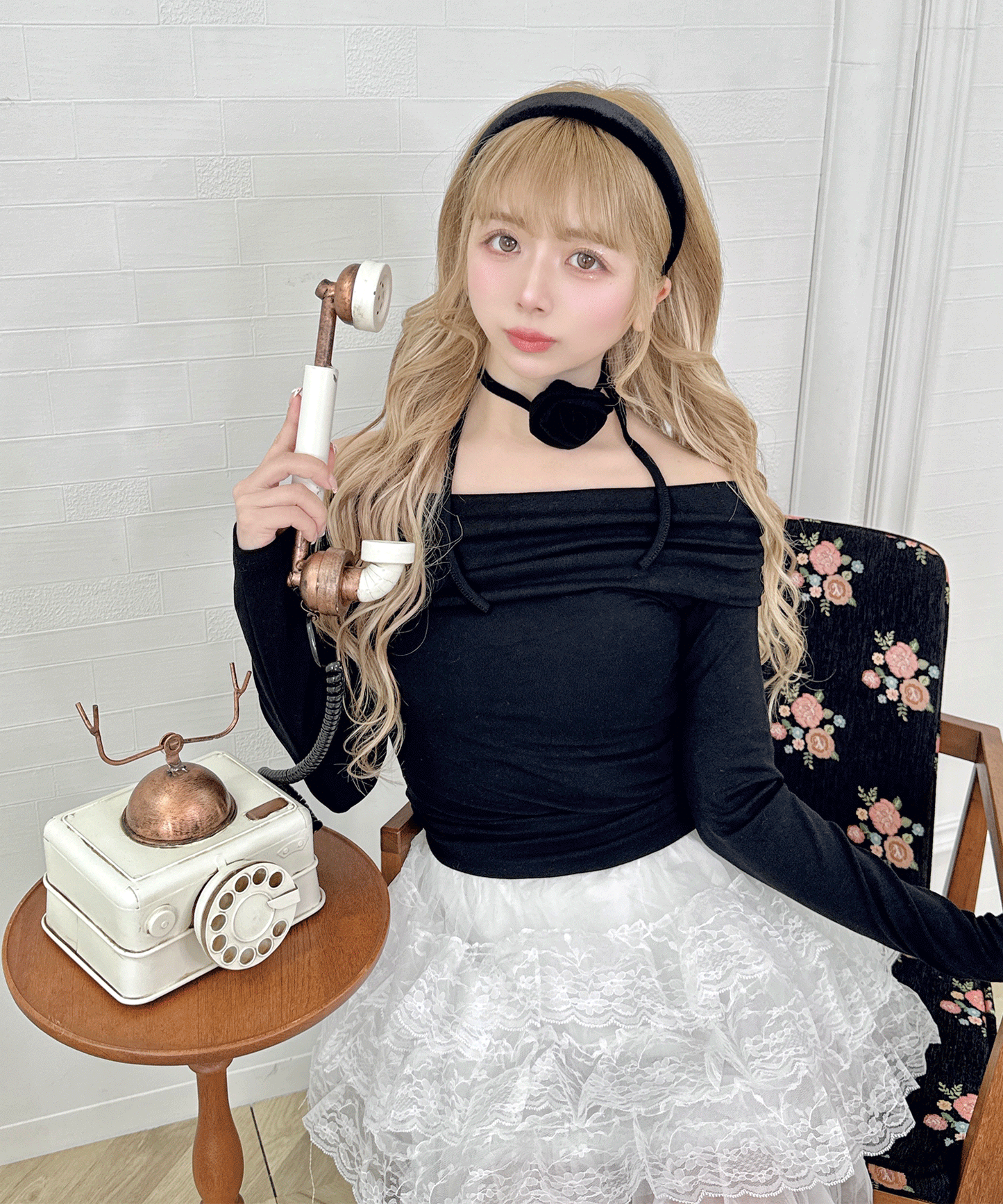 ローズチョーカー付きオフショルカットロンT