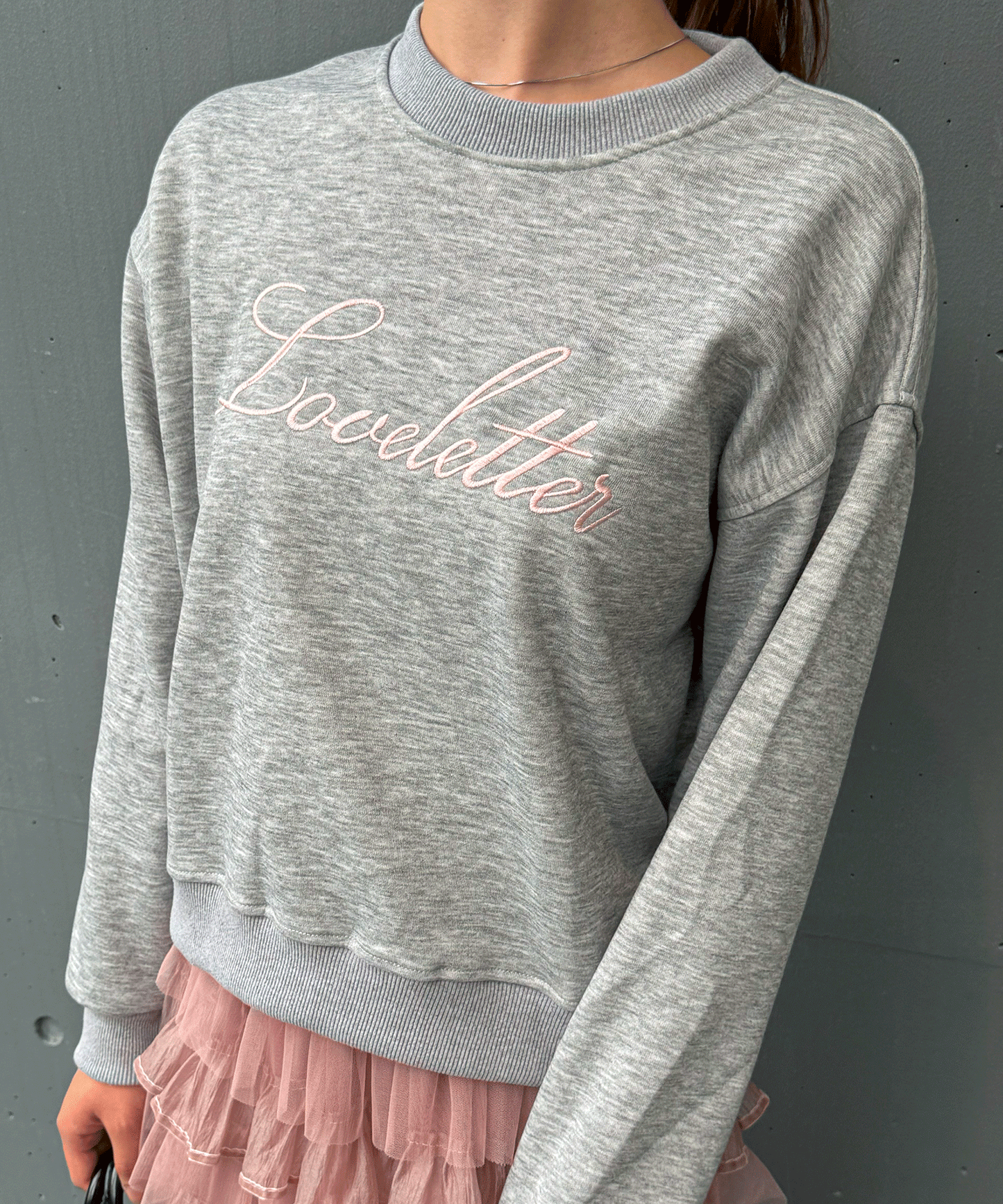 ロゴ刺繡入りトレーナー