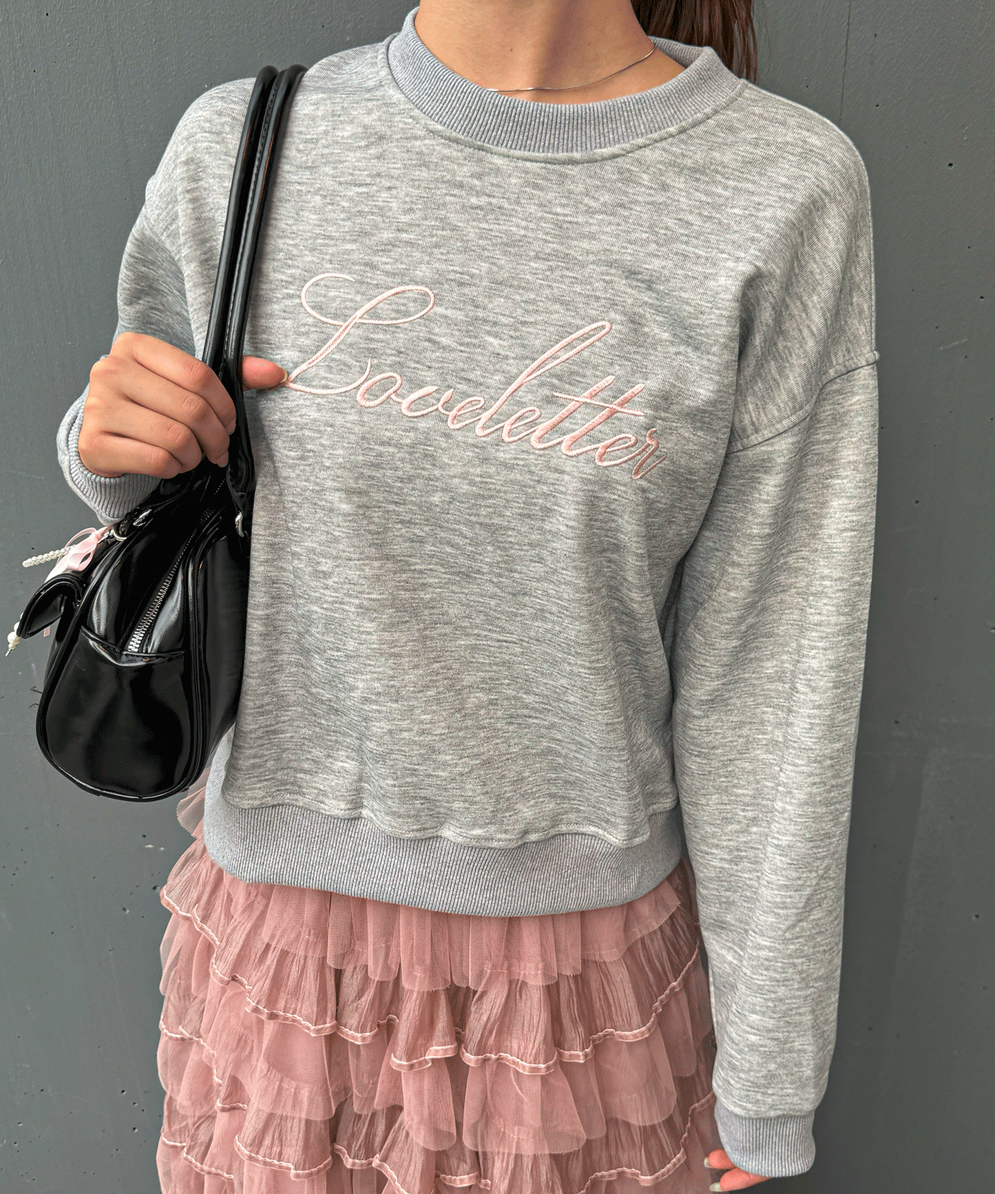 ロゴ刺繡入りトレーナー