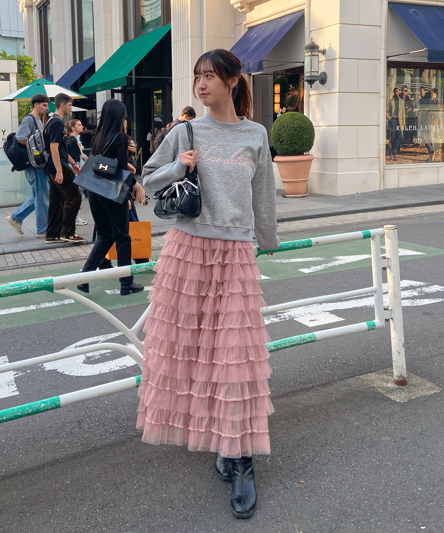 ロゴ刺繡入りトレーナー