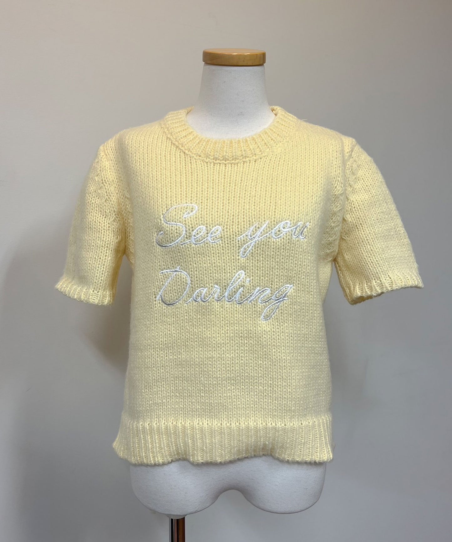 ロゴ刺繡入りパステルカラーニット