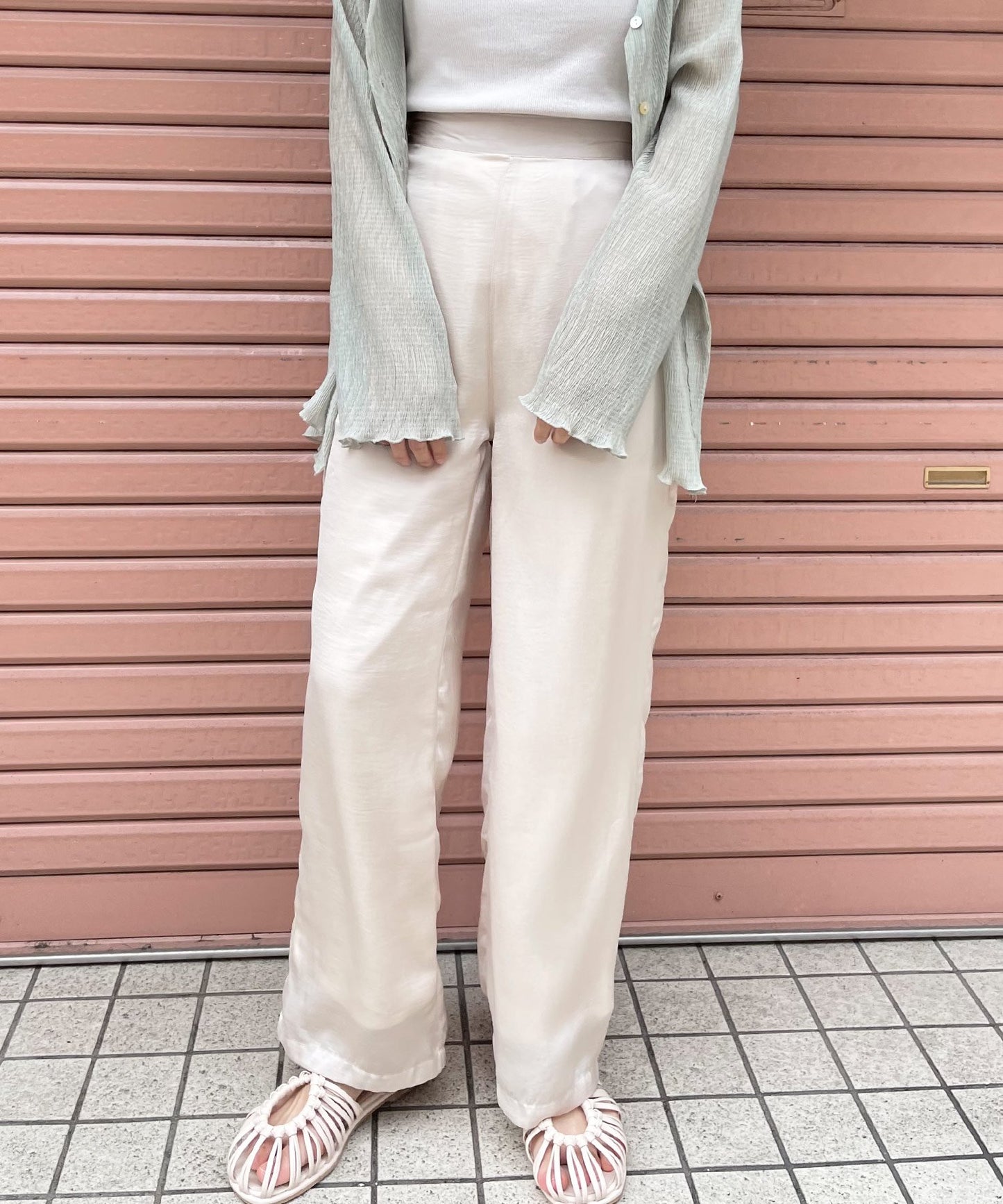 サテンストレートパンツ