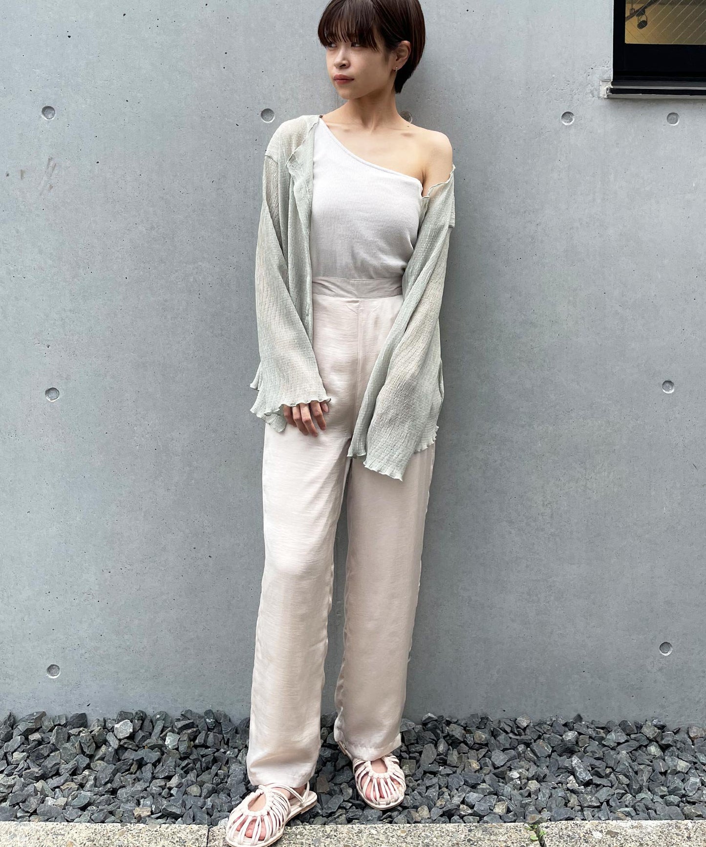 サテンストレートパンツ