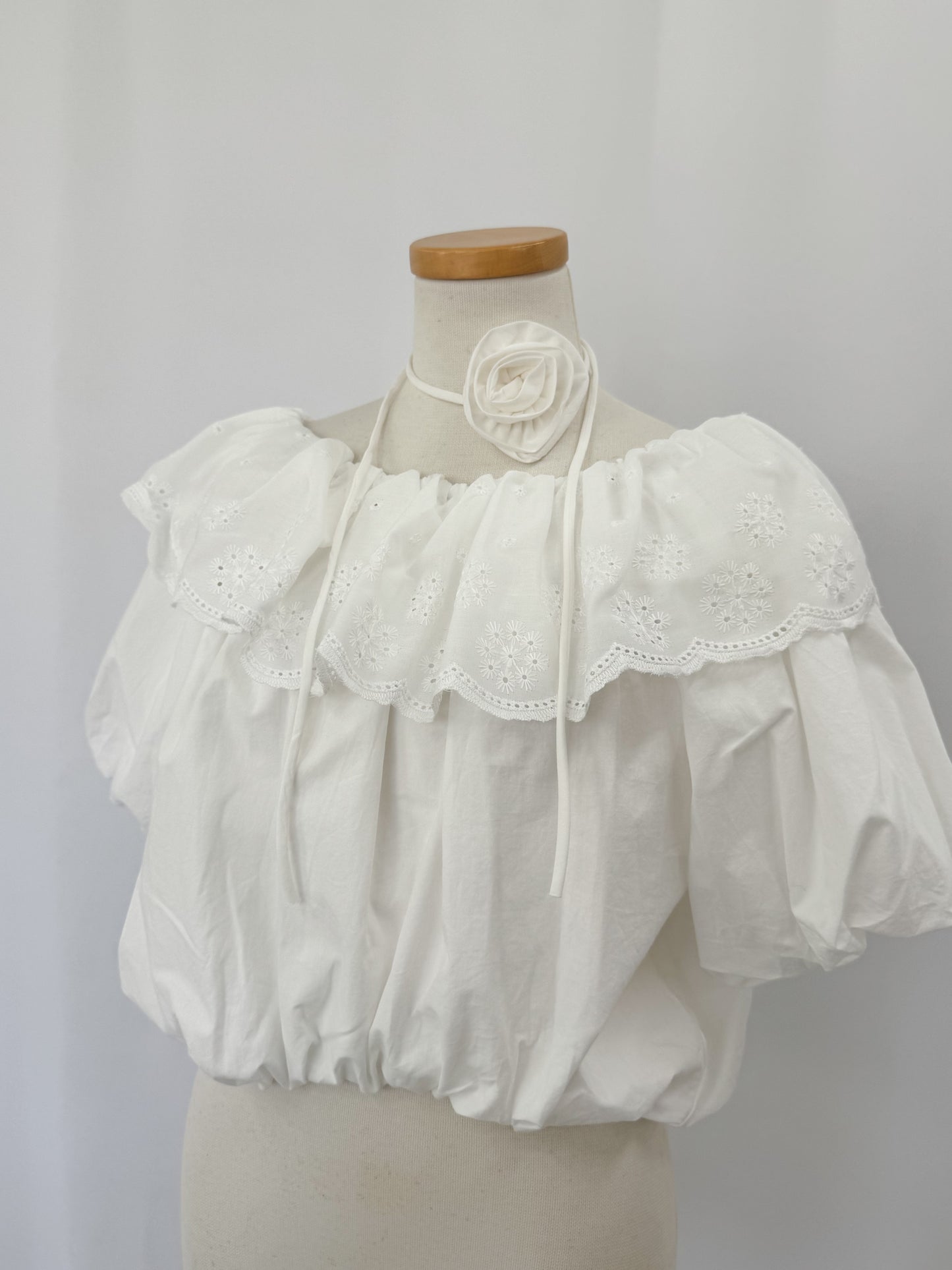チョーカー付きフリルバルーントップス