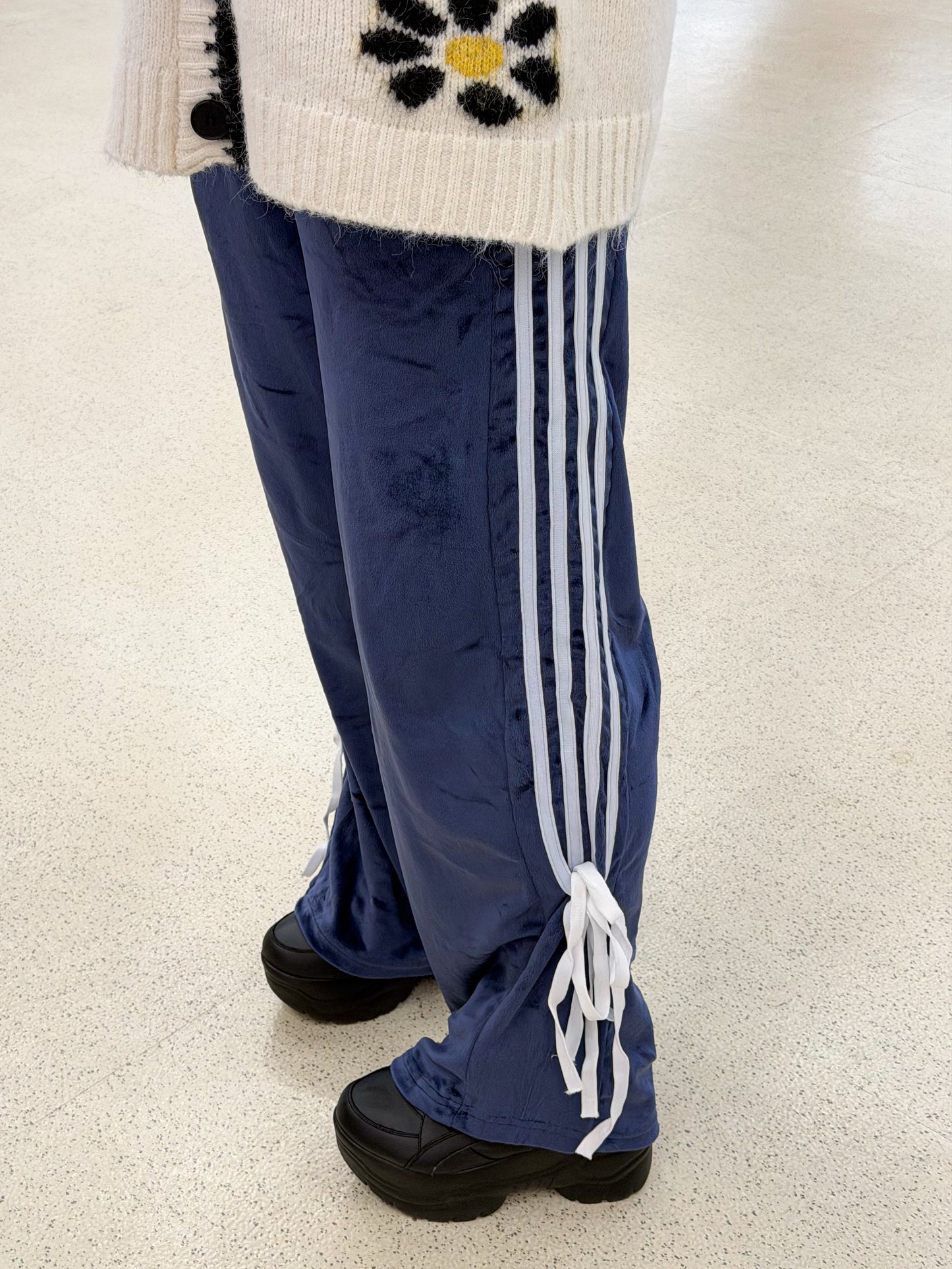 ライン入りベロアパンツ