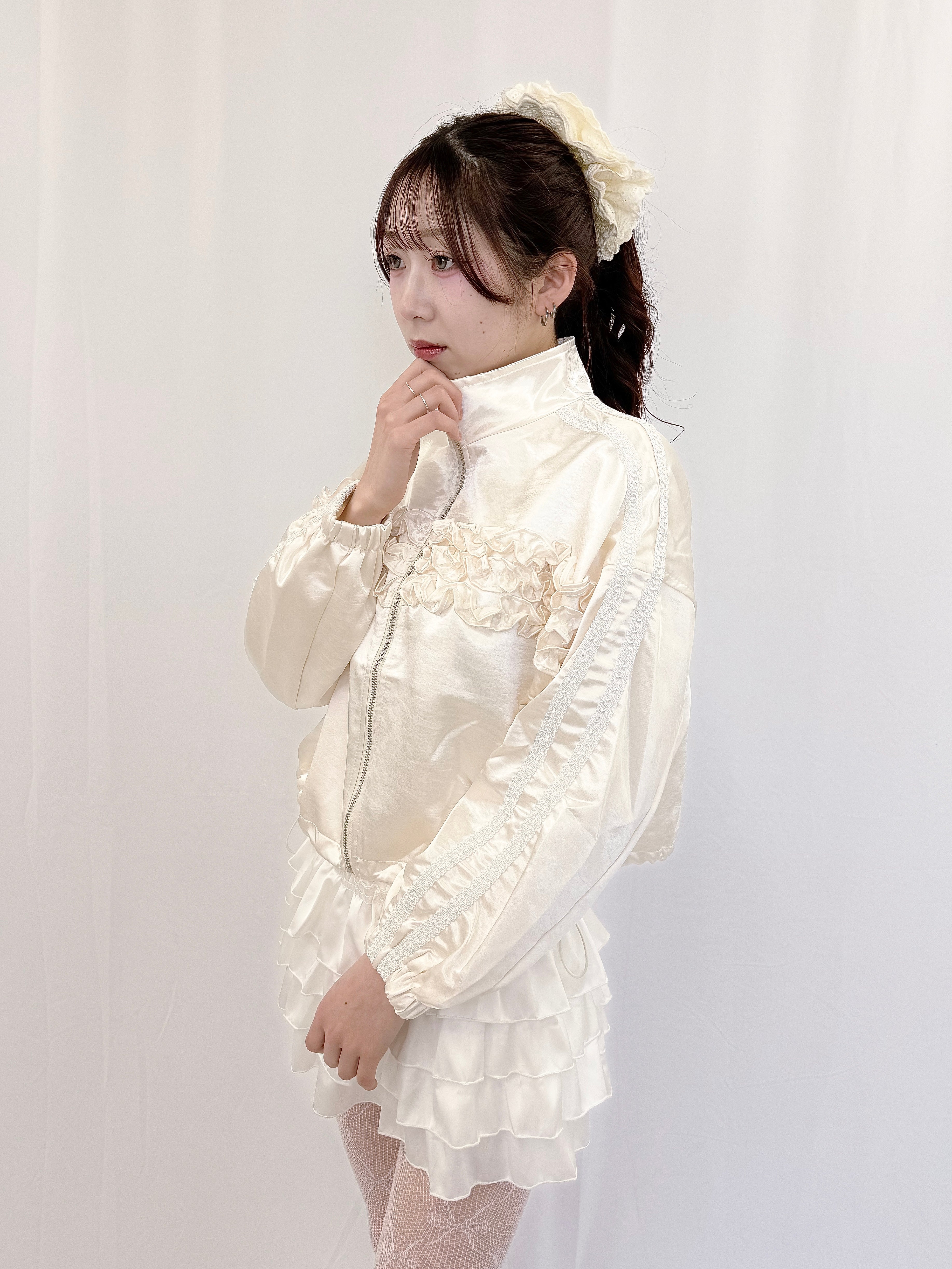 Official限定】ライン入りフリルサテンブルゾン – frunco