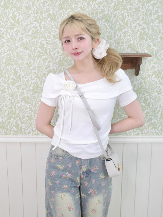 ブローチ付きオフショル風トップス