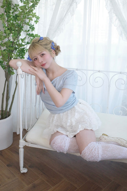 ブローチ付きオフショル風トップス