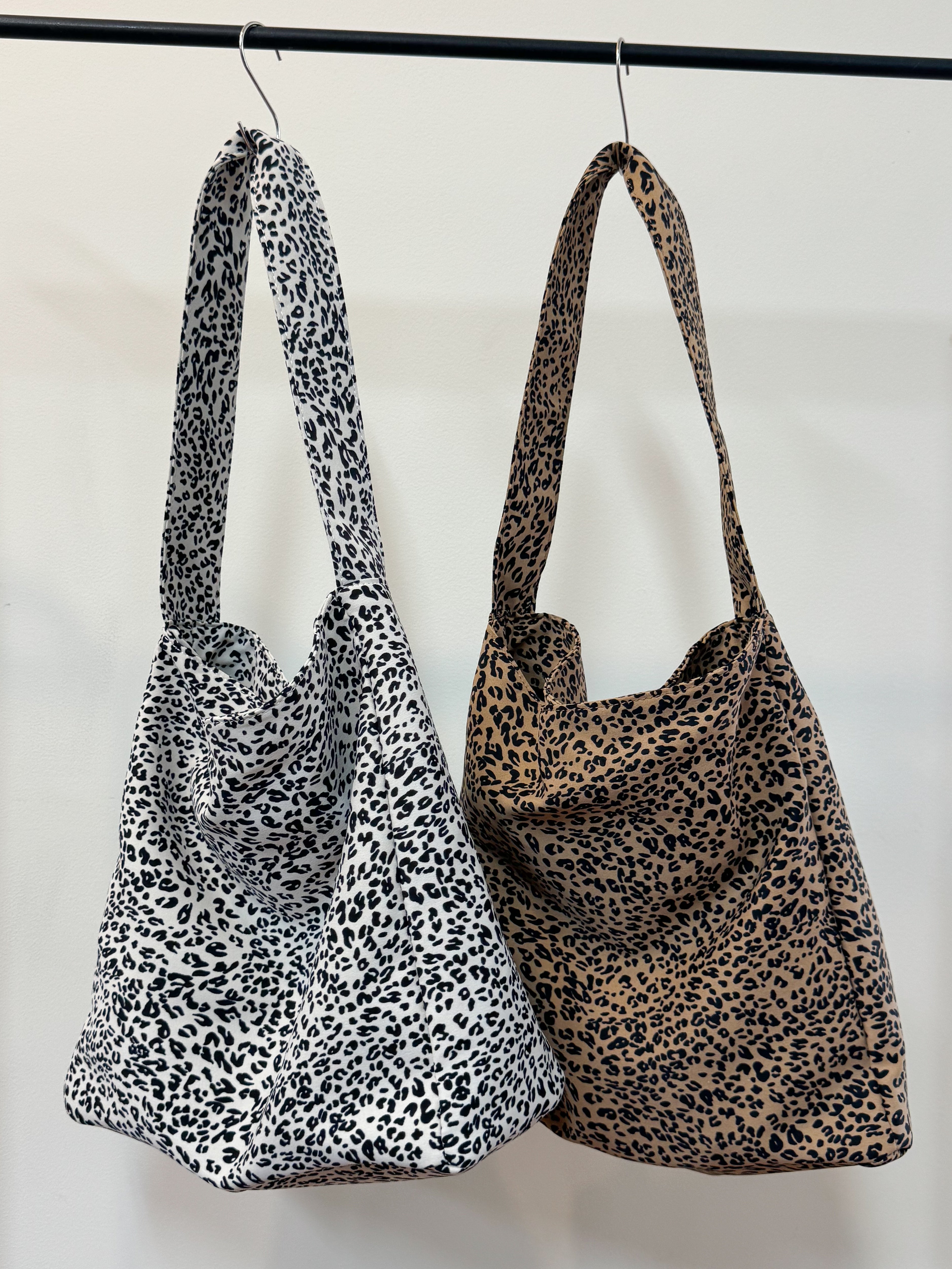 ハグオーワー 完売品 ヒョウ柄トートバッグ Official限定価格】ヒョウ柄トートバッグ – frunco