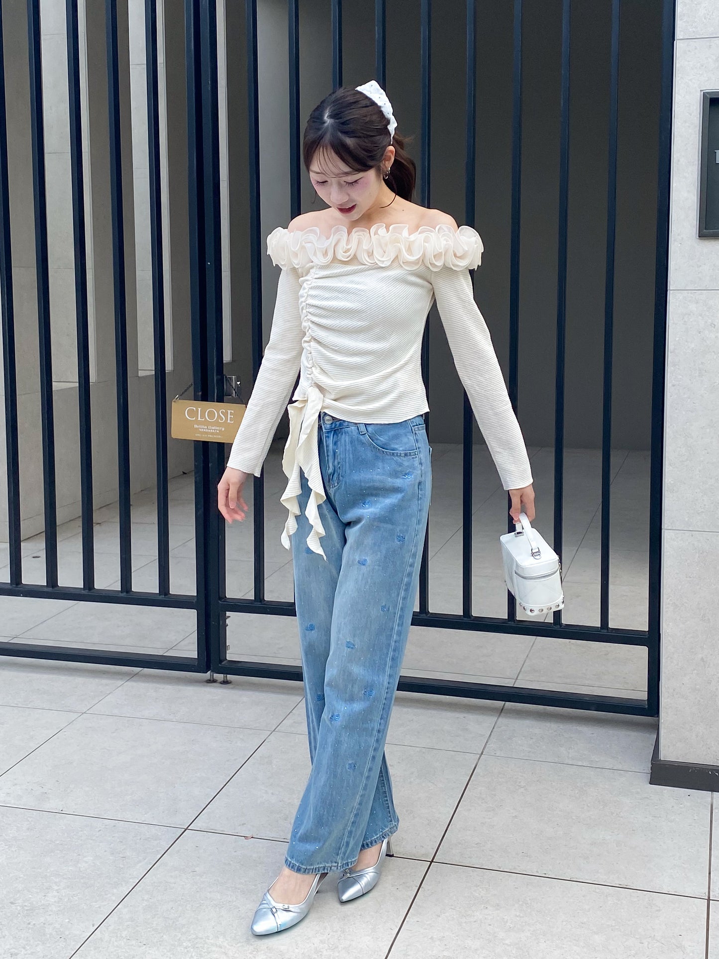【Official限定価格】ビジュー付きローズ刺繡デニムパンツ