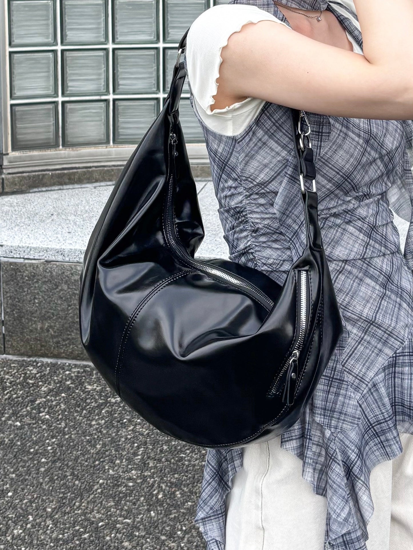 エナメル合皮BIGラウンドショルダーBAG