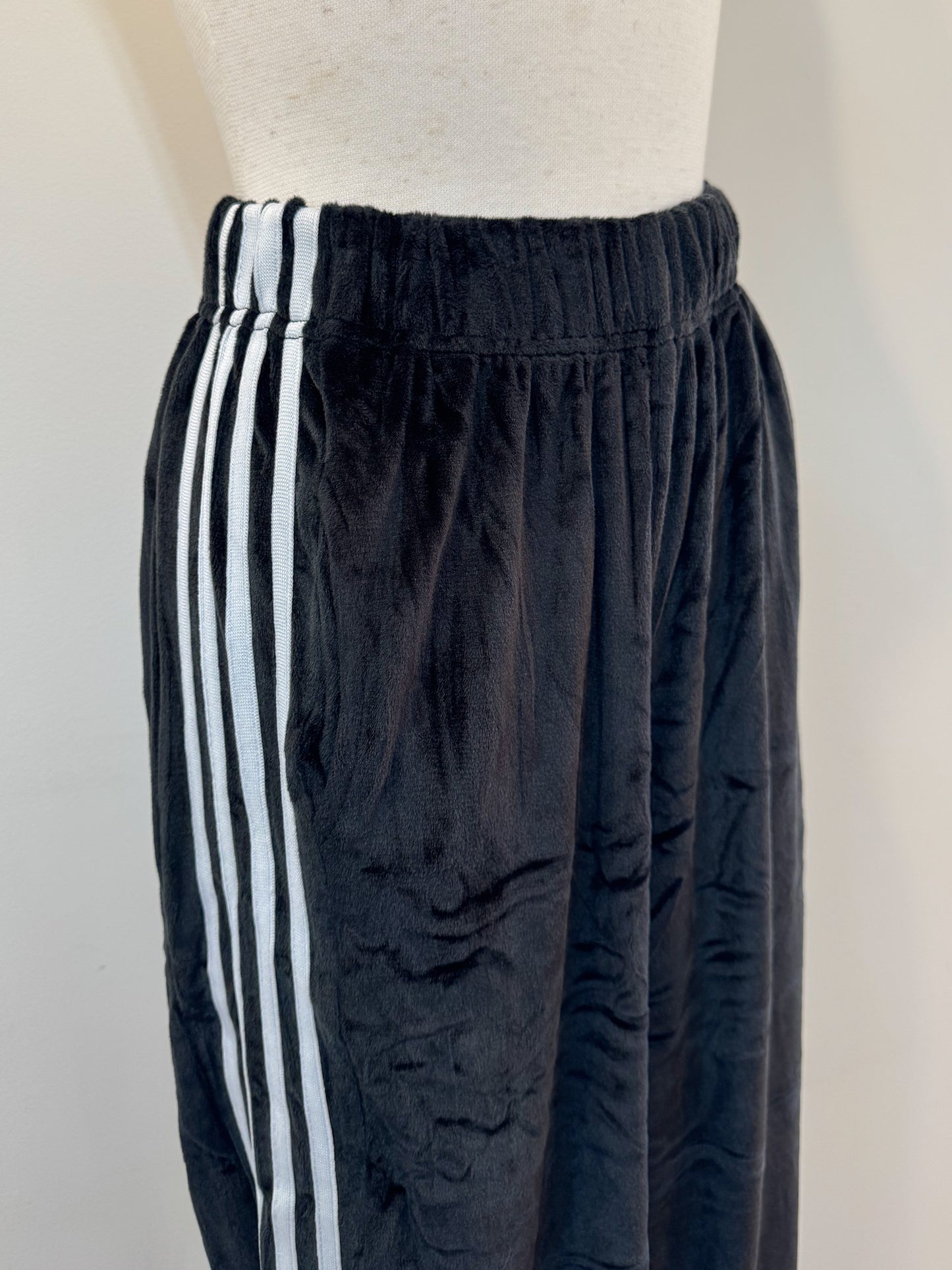 ライン入りベロアパンツ