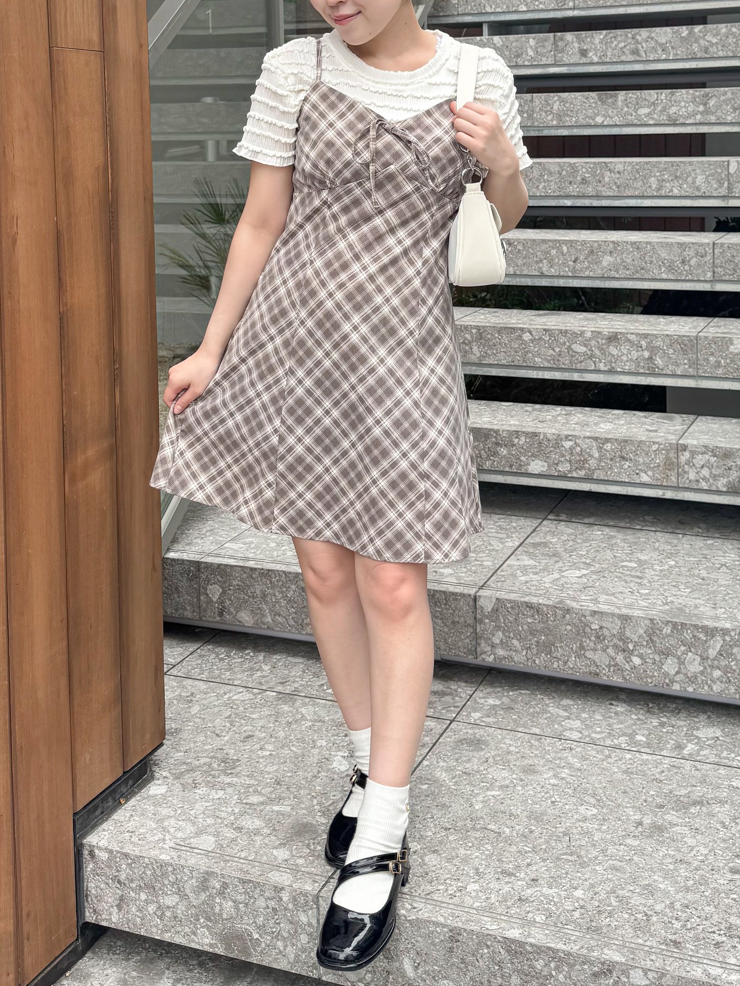 フリルTシャツ