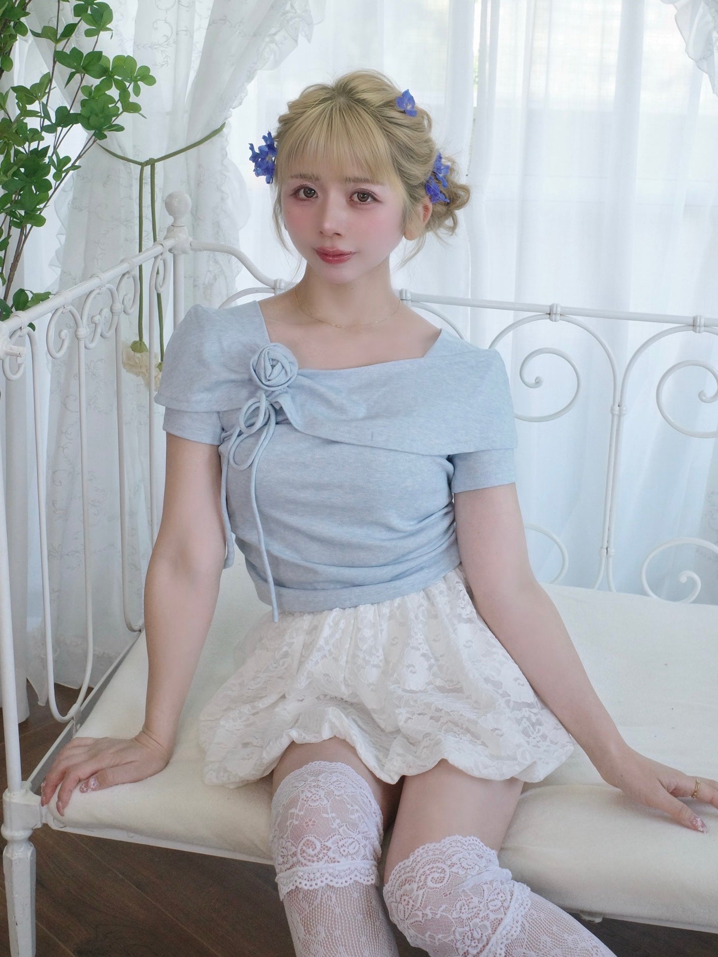 ブローチ付きオフショル風トップス