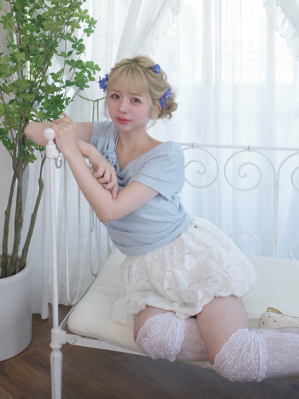 ブローチ付きオフショル風トップス