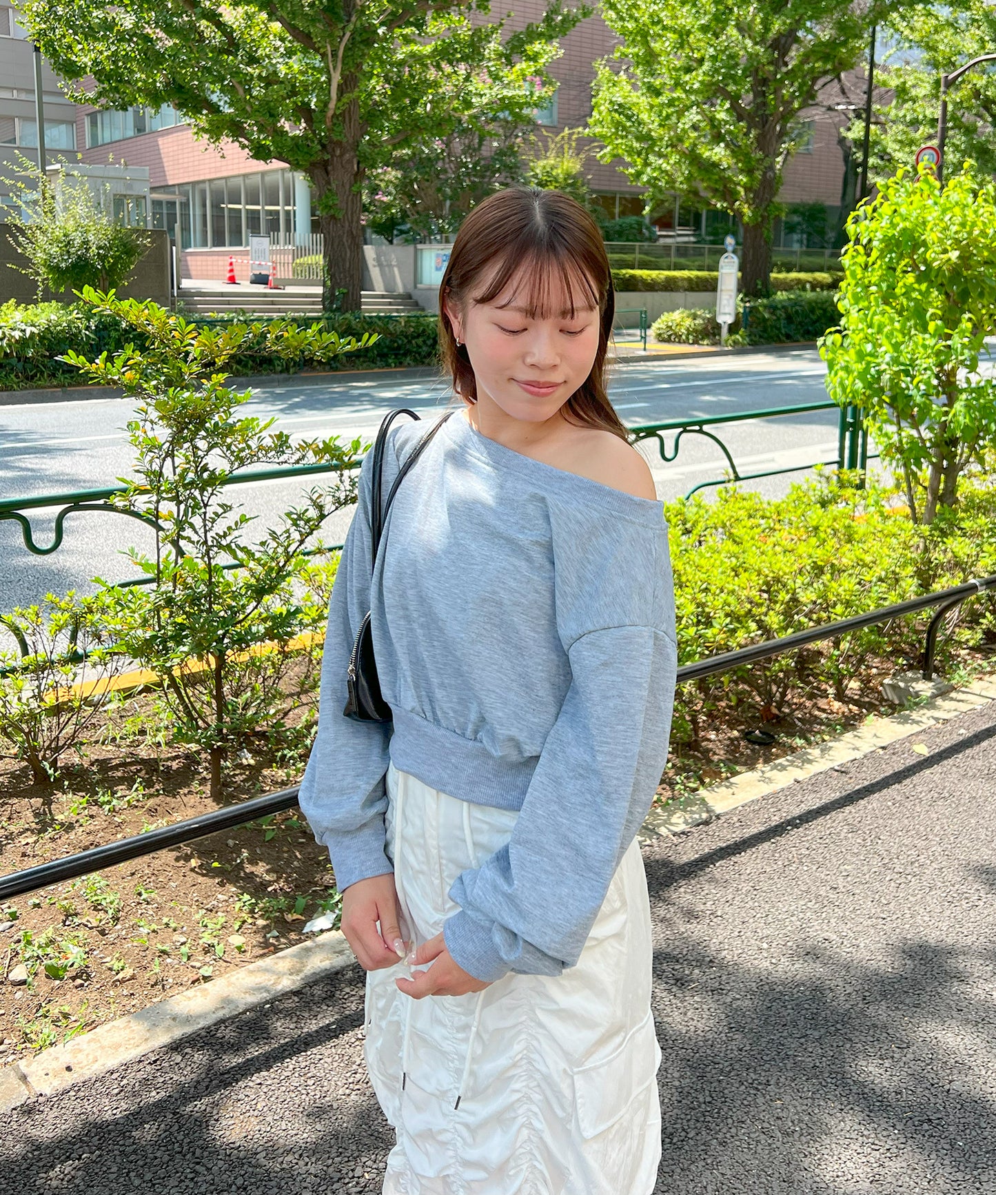 ワンショルダークロップドトレーナー