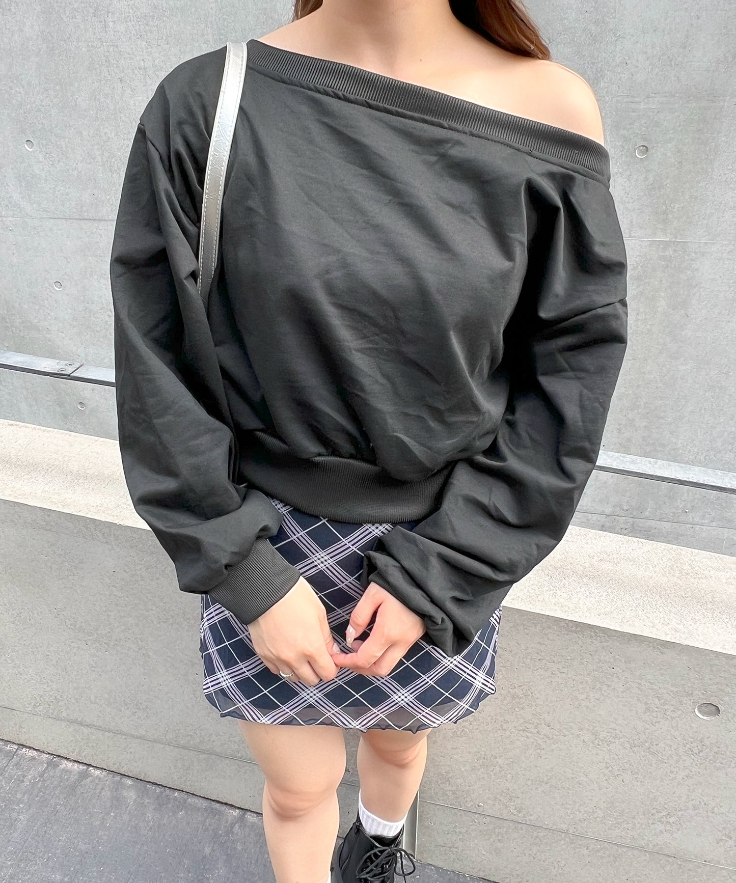 ワンショルダークロップドトレーナー