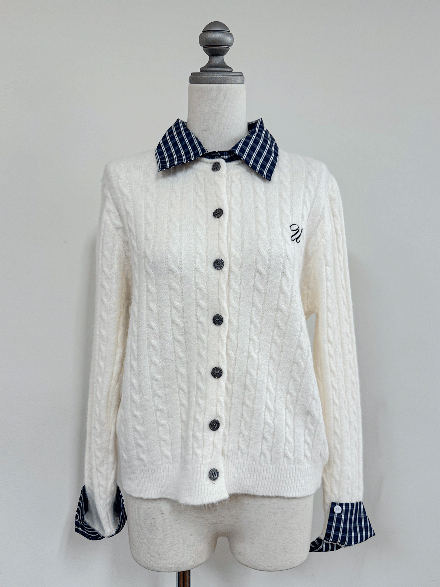 【Official限定価格】チェック襟付きワンポイント刺繡ニット