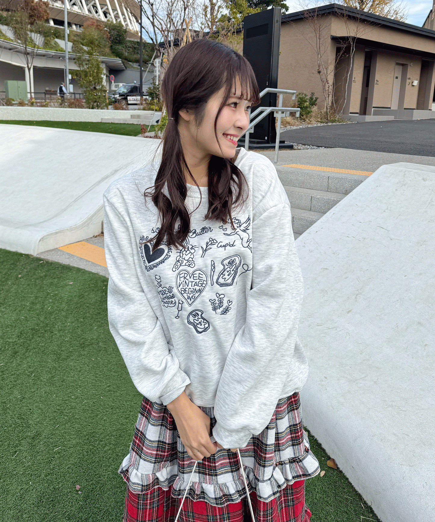 【Official限定価格】落書き刺繡トレーナー