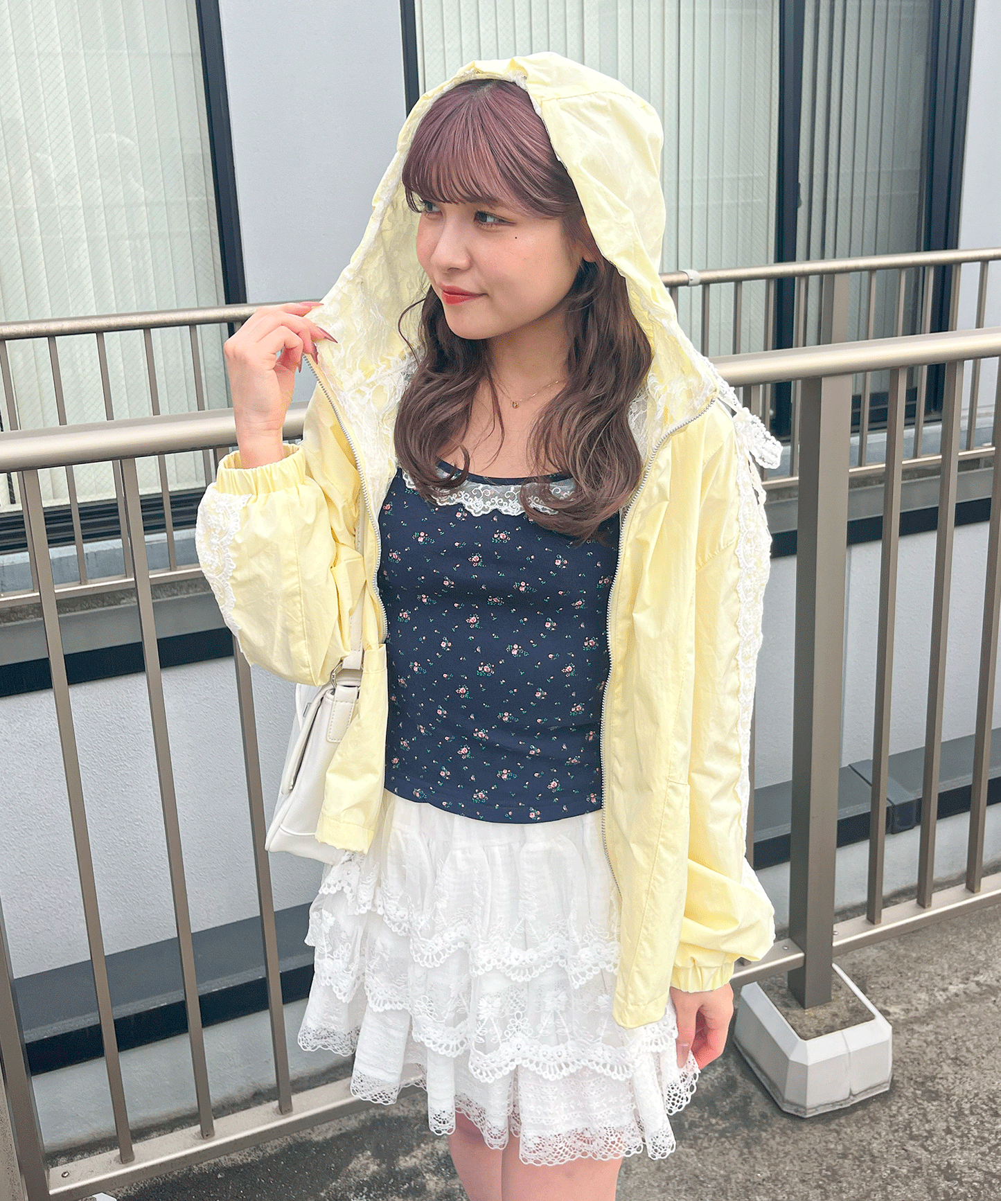 裾レース小花柄キャミソール