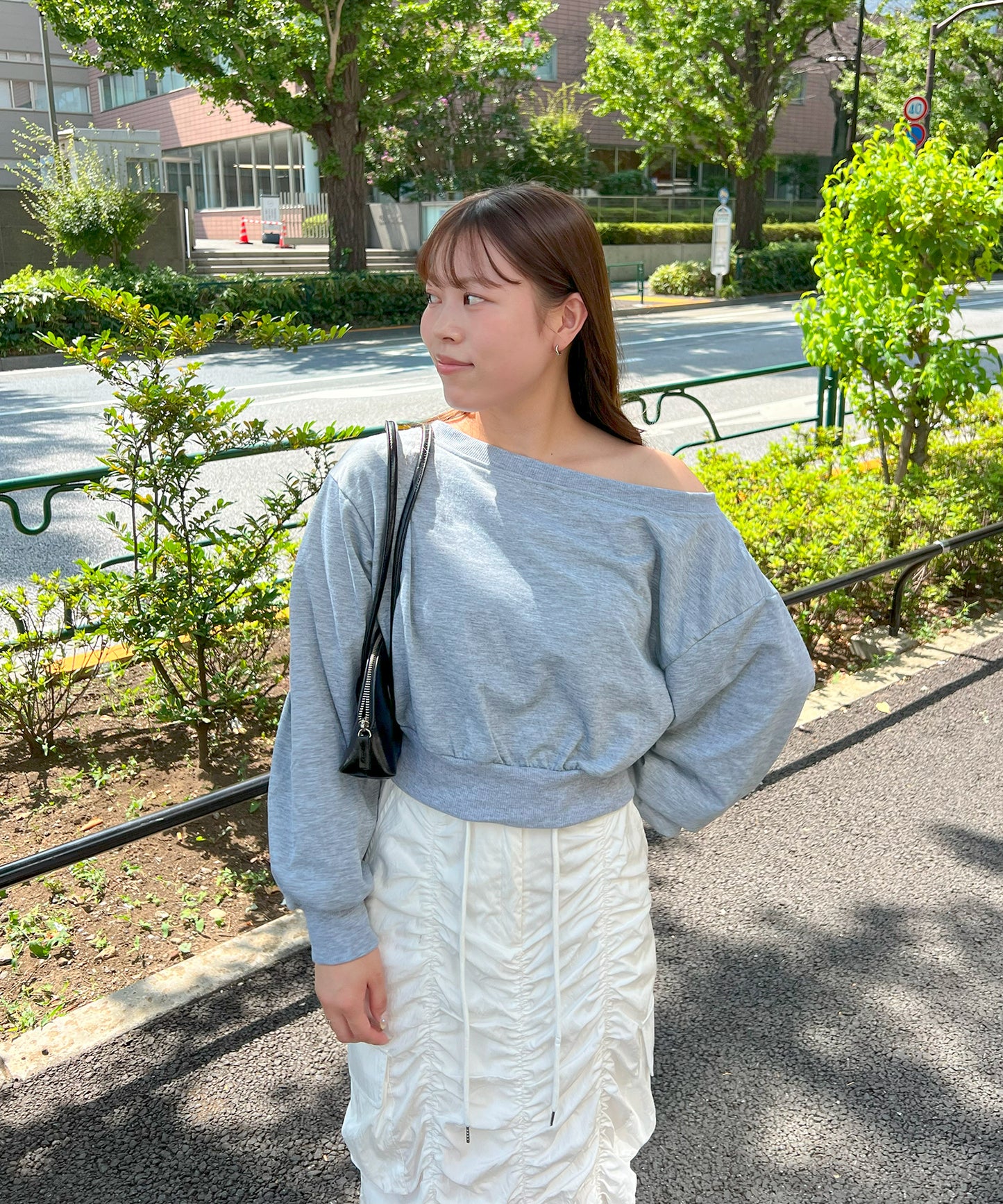 ワンショルダークロップドトレーナー