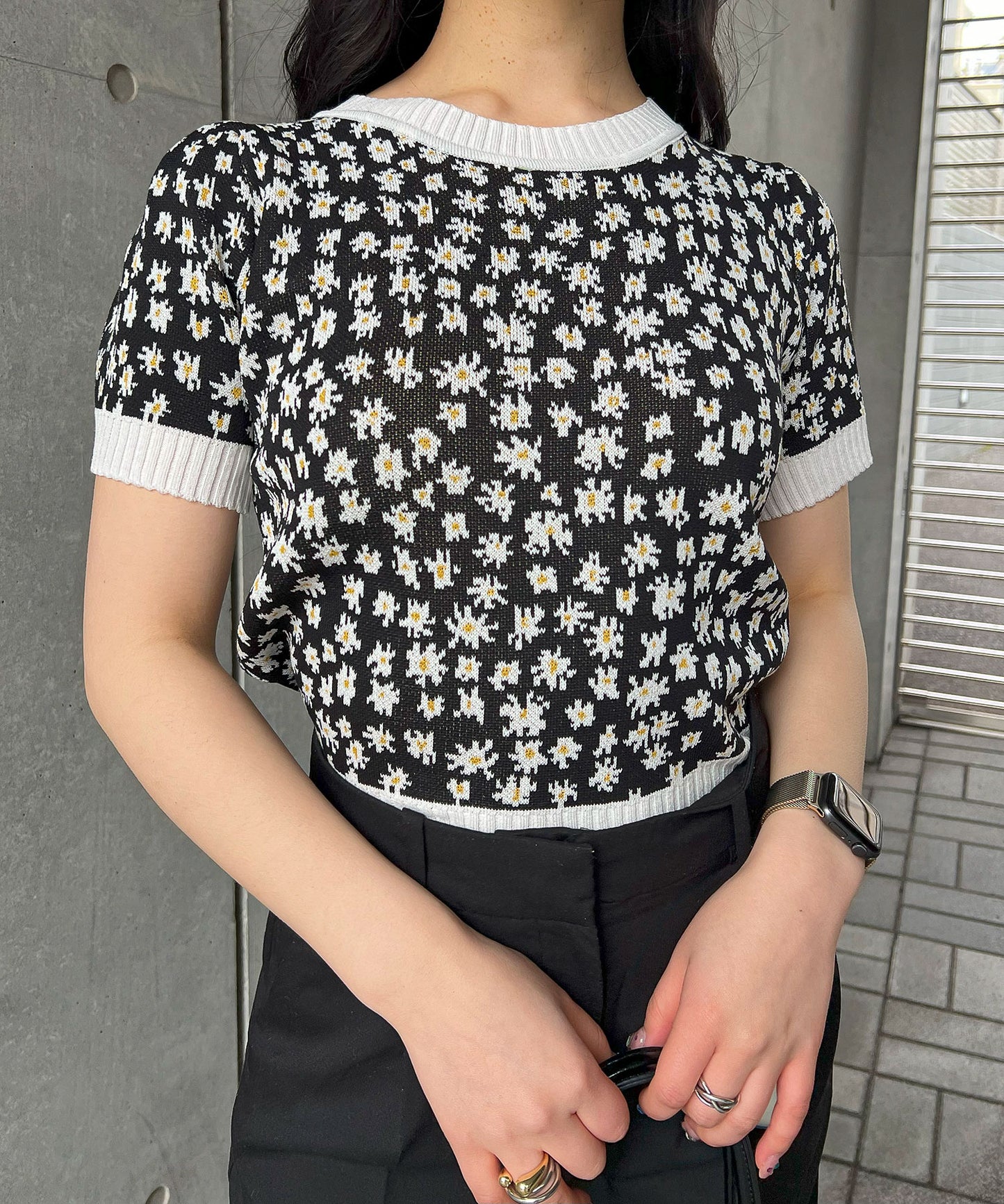 デイジー柄ニット