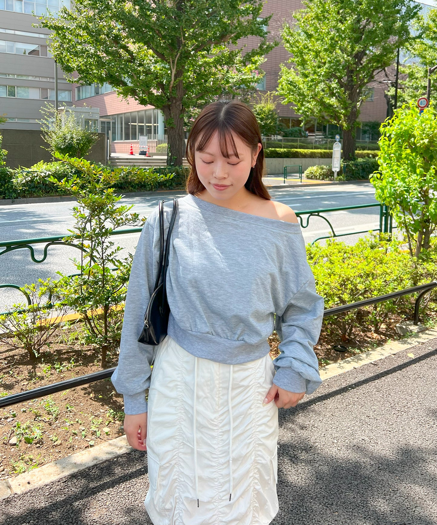 ワンショルダークロップドトレーナー