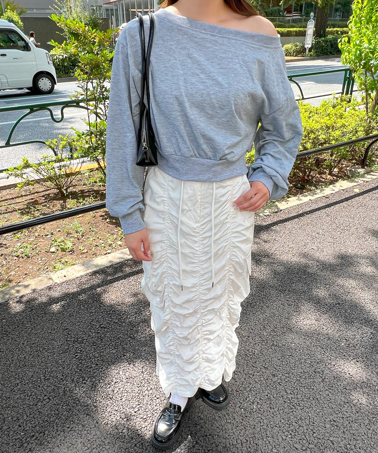 ワンショルダークロップドトレーナー