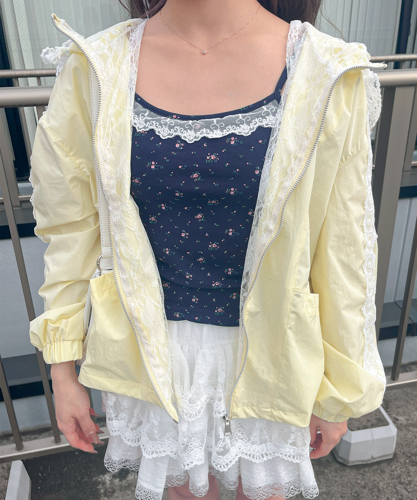 裾レース小花柄キャミソール