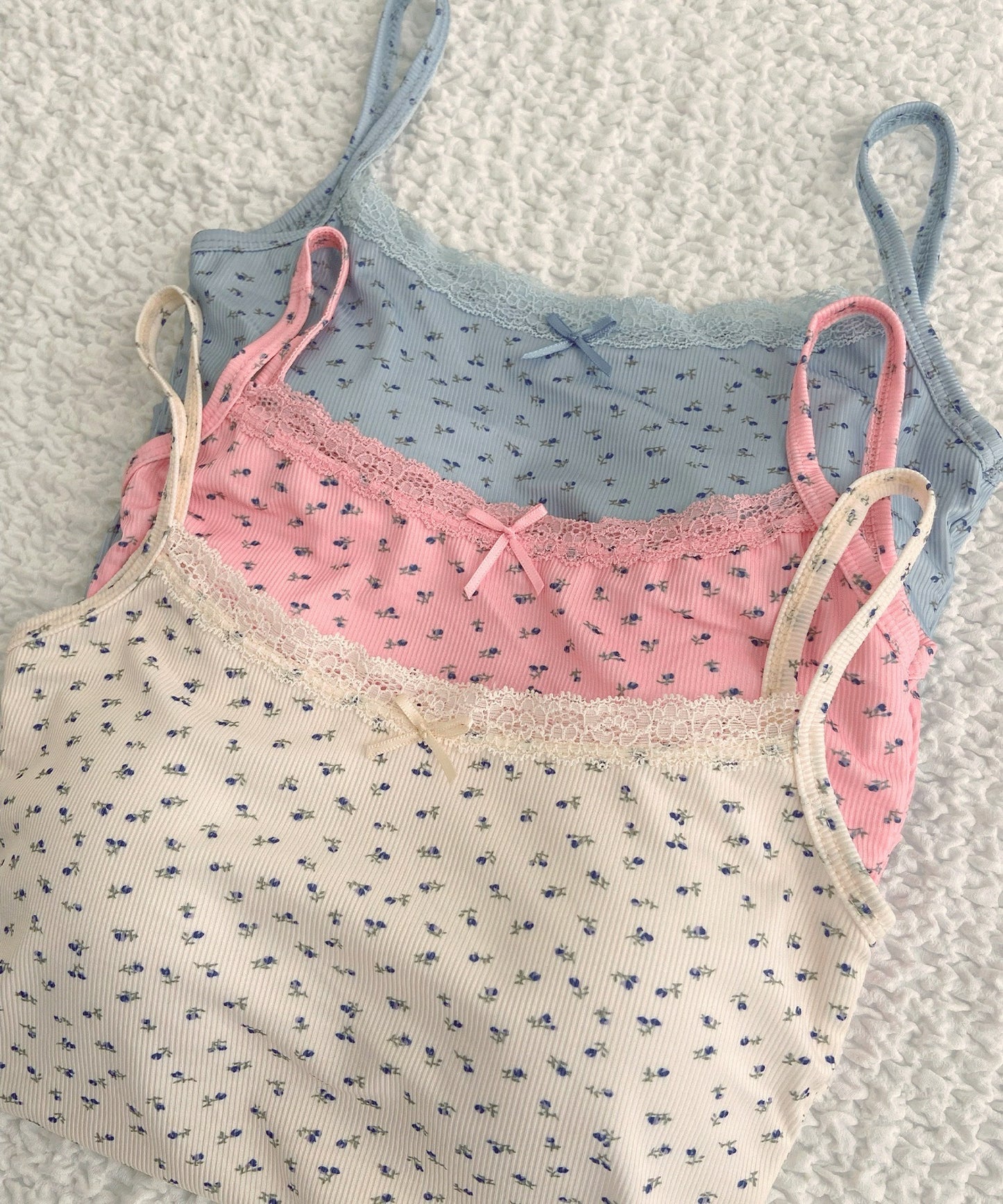 カップ付き小花柄キャミソール
