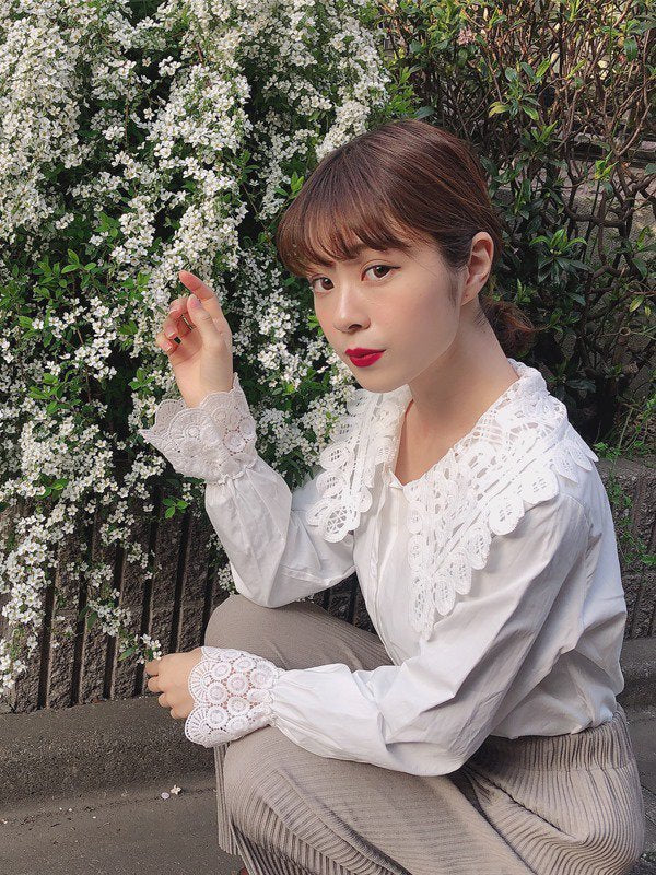 襟アンティーク風レースブラウス
